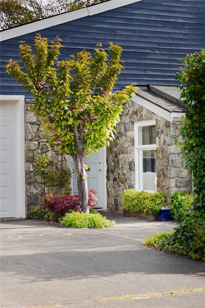 Property Photo: 4395 Robinwood Dr BC V8N 5R7