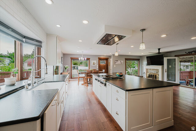Property Photo:  
