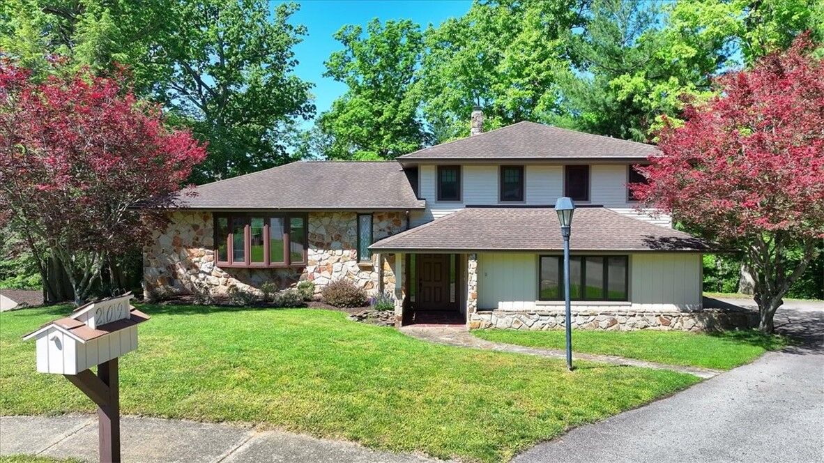 Property Photo:  209 Tyburn Woods Dr  PA 15044 