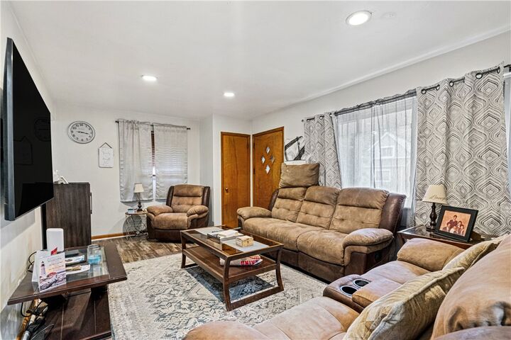Property Photo:  3101 Viola St  PA 15214 