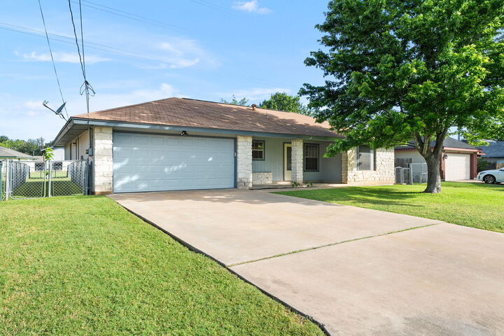 Property Photo:  909 Garden View Drive  TX 78628 