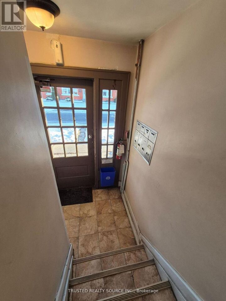 Property Photo:  1614 Ontario Street #3  ON N8Y 1M6 