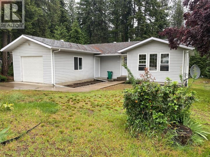 945 Pine Crescent — photo 1