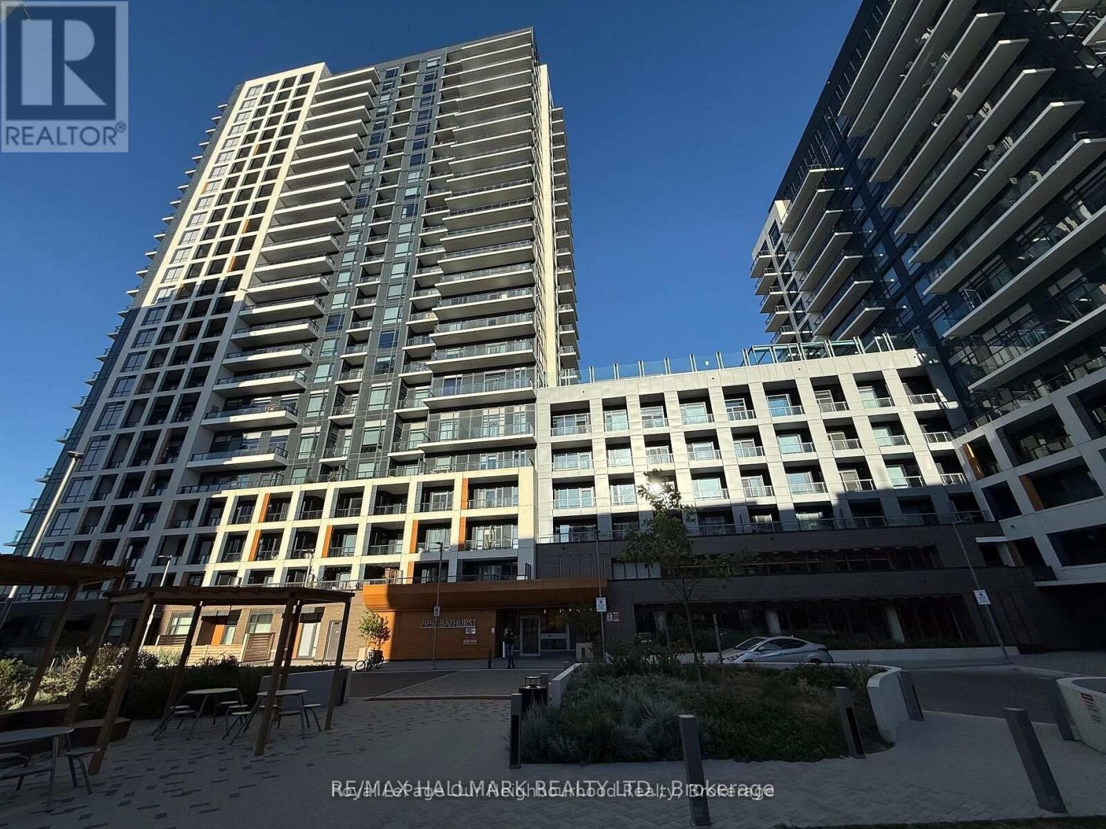 Property Photo:  7950 Bathurst Street A921  ON L4J 0L4 