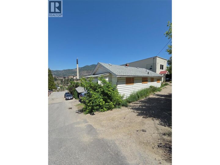 Property Photo:  304 McAnally Street  BC V1R 3R4 