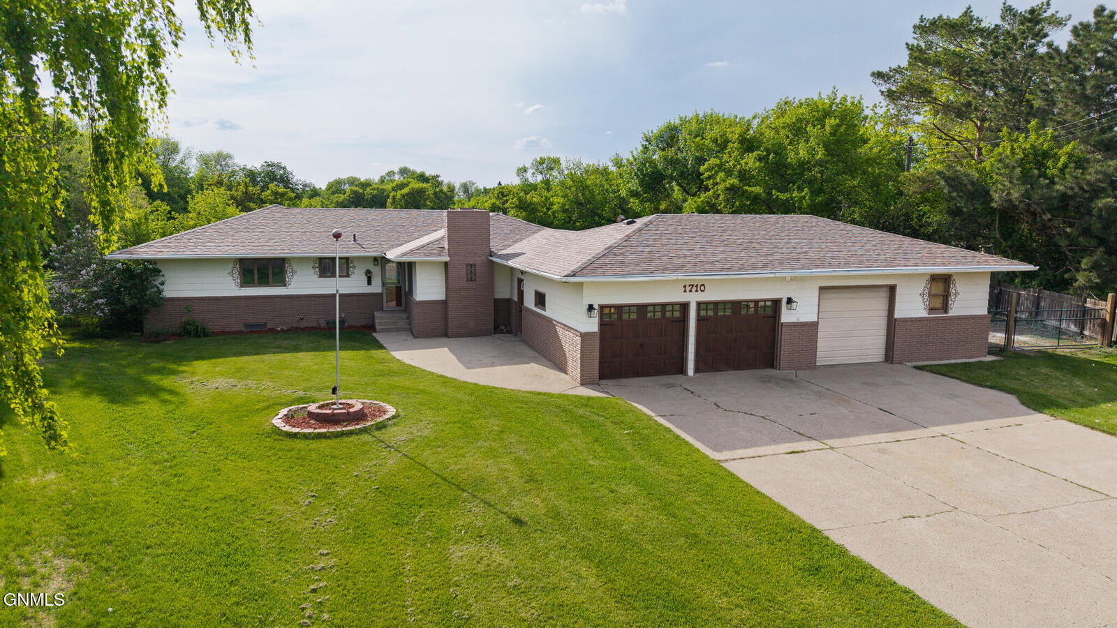 Property Photo:  1710 Elmwood Place  ND 58401 