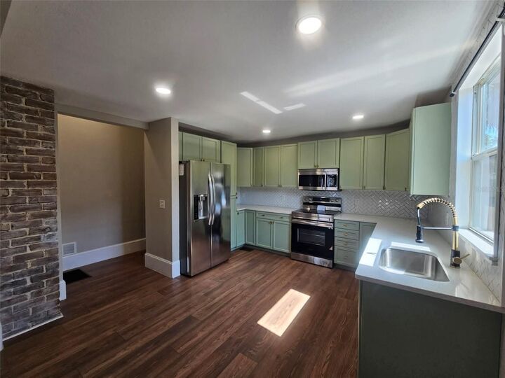 Property Photo: 908 E 20th Avenue FL 33605