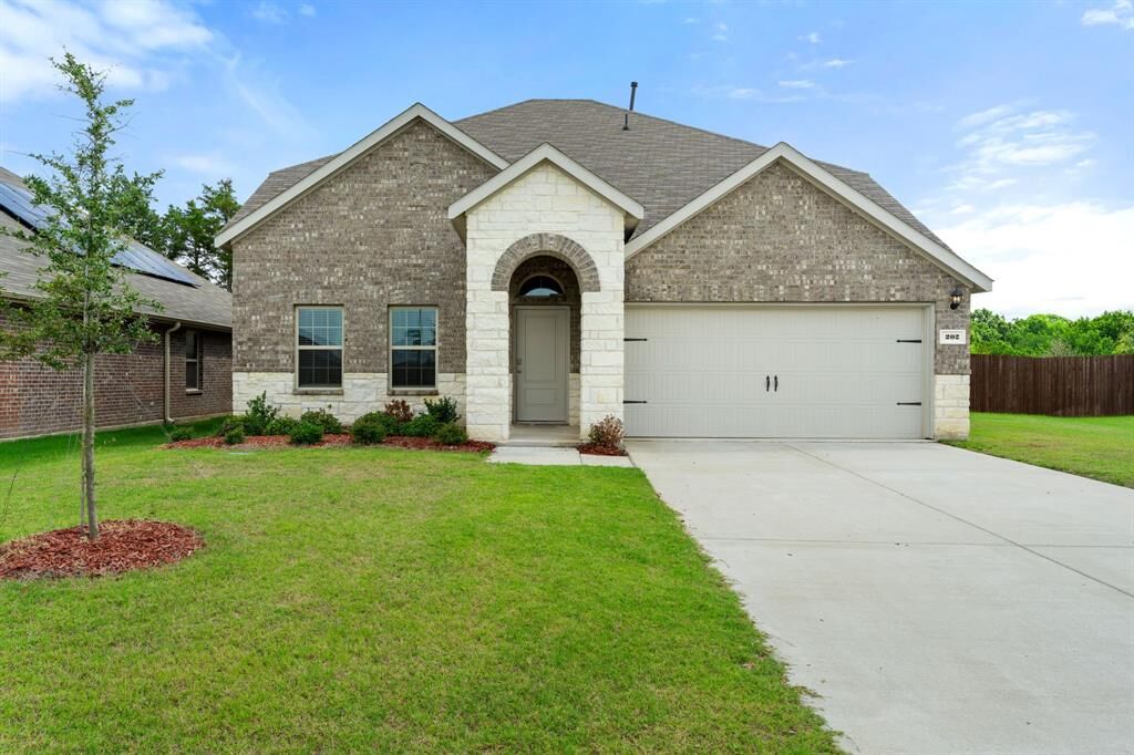 Property Photo:  202 Ashbrook Drive  TX 75135 