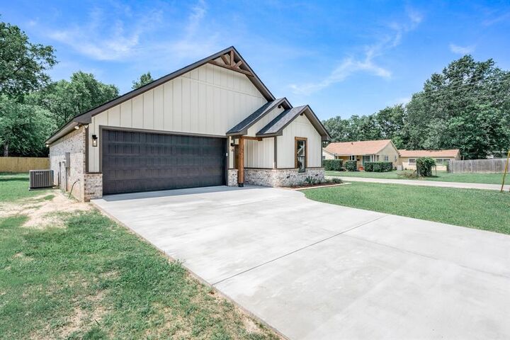 Property Photo: 213 Turman Street TX 75773