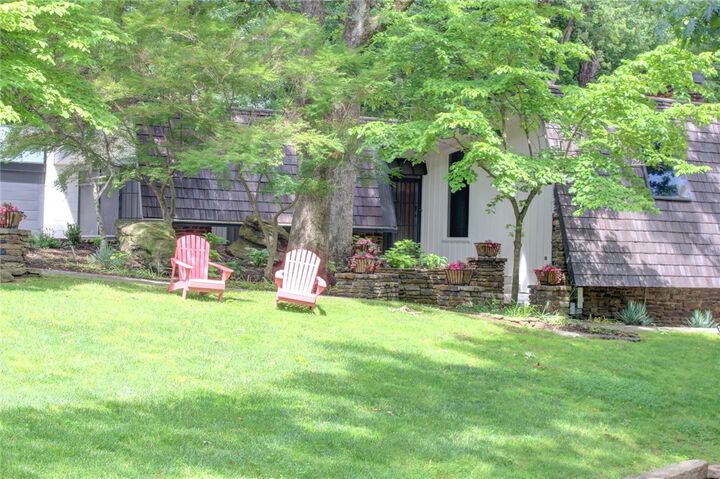 Property Photo:  1011 N Tanglebriar Lane  AR 72701 