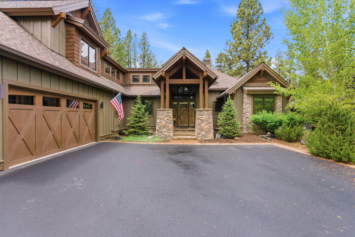 Property Photo: 56346 Fireglass Loop OR 97707