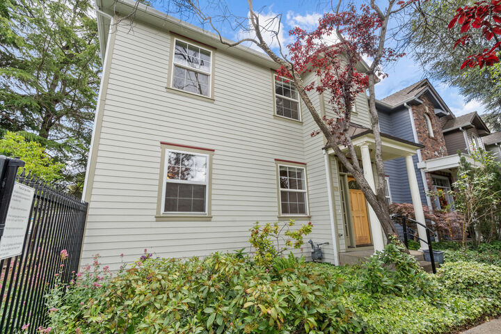 Property Photo: 820 Park Street OR 97520