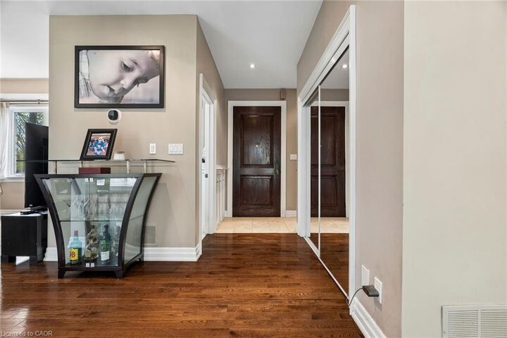 Property Photo: 1541 Garnet Avenue ON L5G 4C7