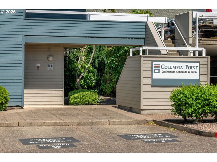 Property Photo: 113 N Hayden Bay Dr OR 97217