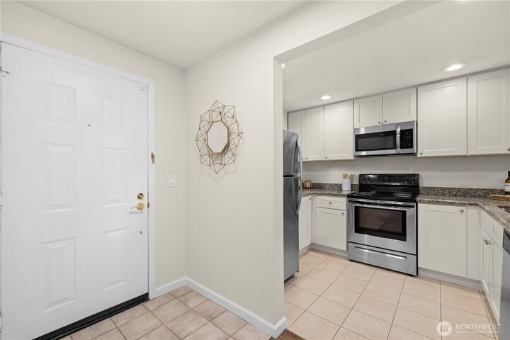 Property Photo: 12740 NE 10th Place E302 WA 98005