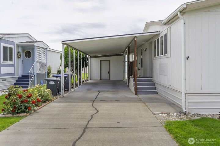 Property Photo:  2240 W Broadway Avenue 221  WA 98837 