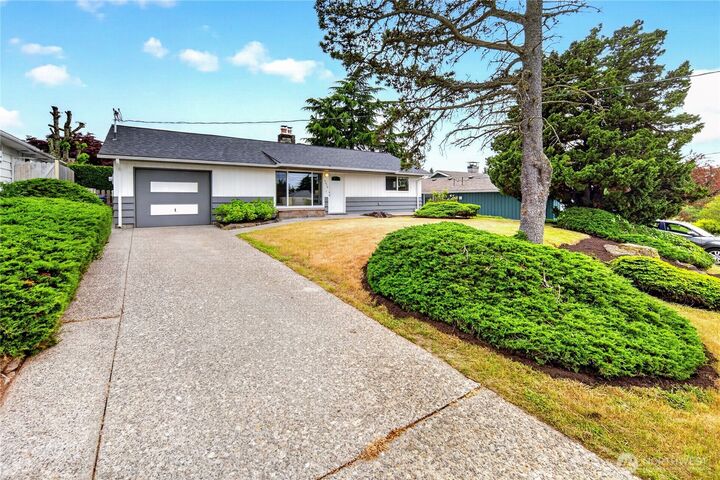 Property Photo:  6019 S 118th Place  WA 98178 