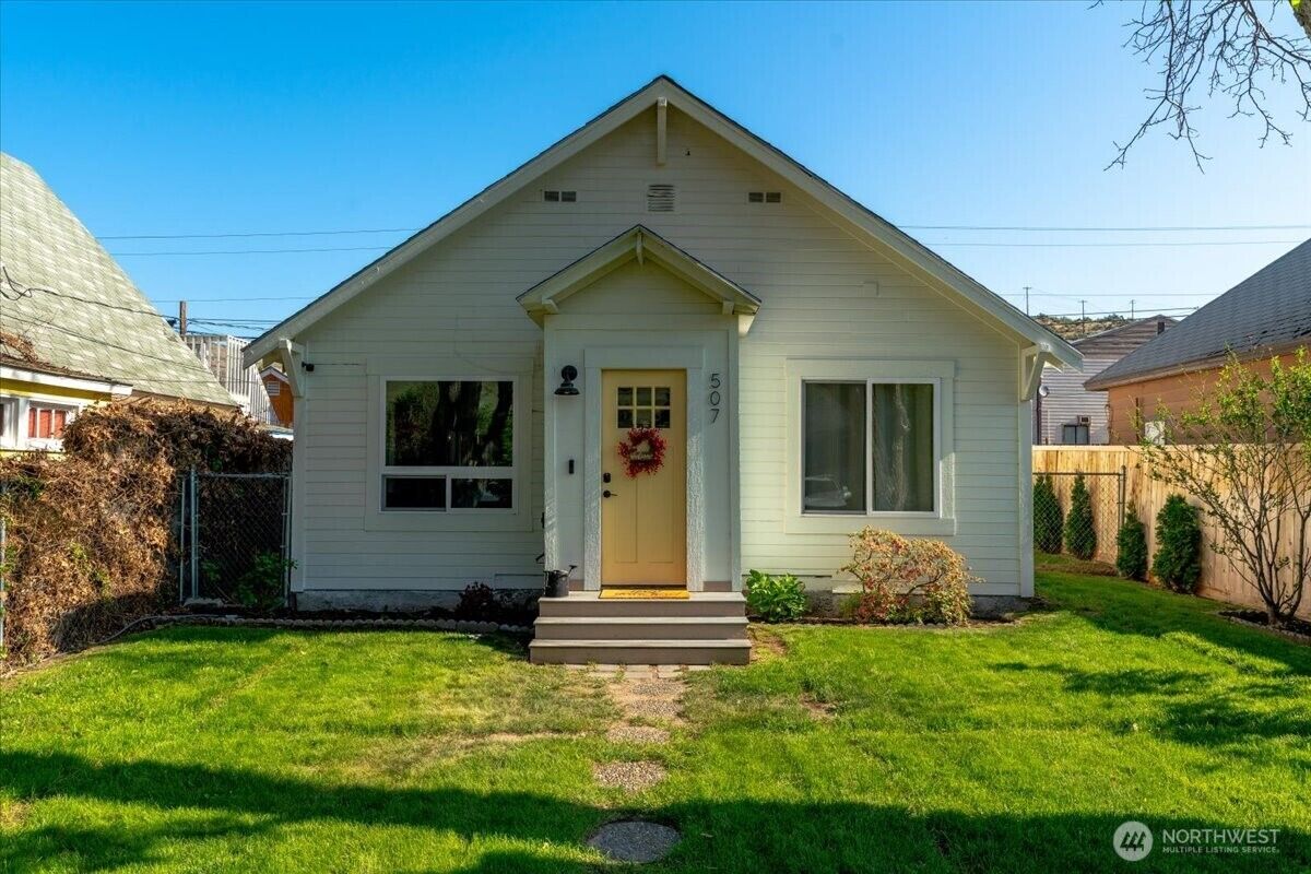 Property Photo:  507 E Wapato Avenue  WA 98816 