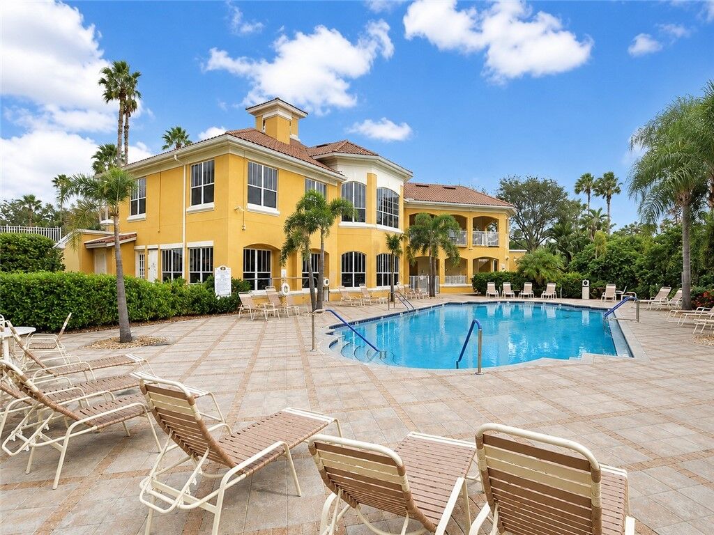 Property Photo:  5095 Fairways Circle I109  FL 32967 