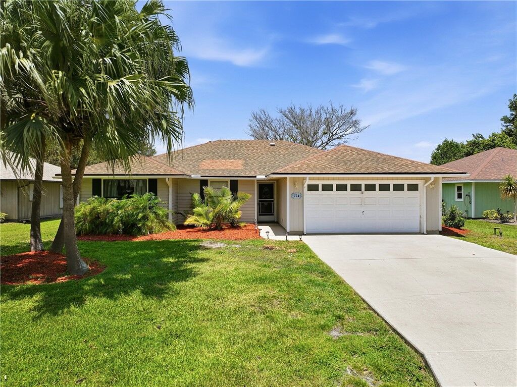 Property Photo: 724 24th Square FL 32962