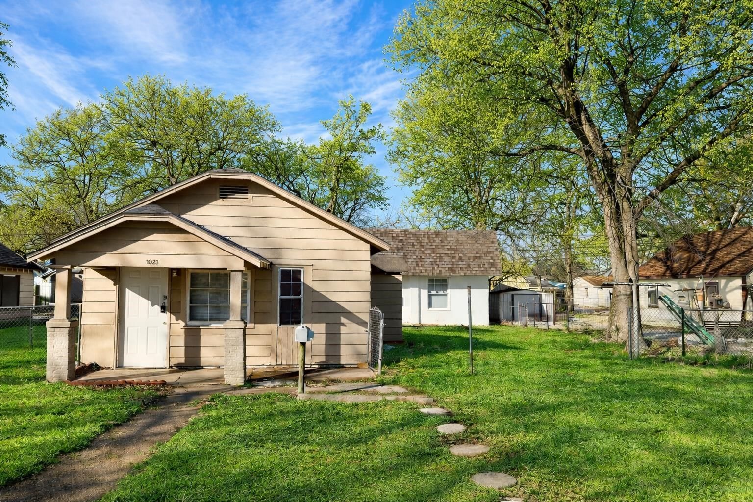 Property Photo: 1023 S Millwood KS 67213