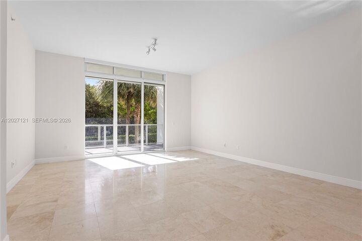 Property Photo: 15051 Royal Oaks Ln 101 FL 33181