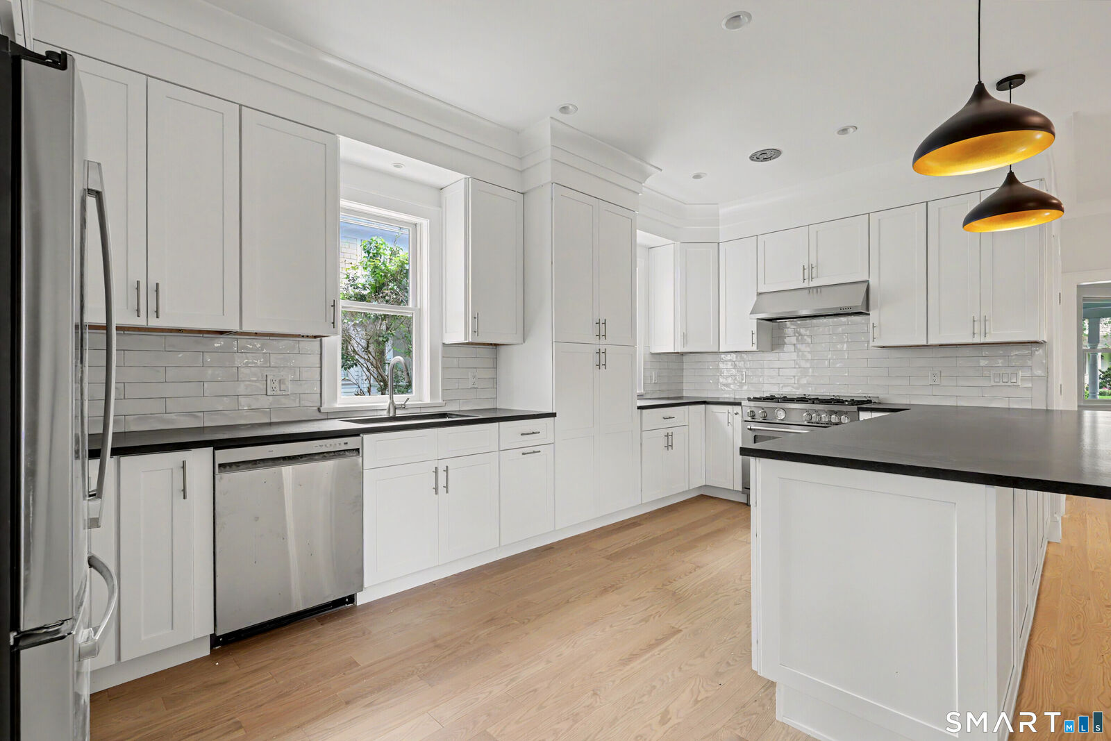 Property Photo: 15 Shorelands Place CT 06870