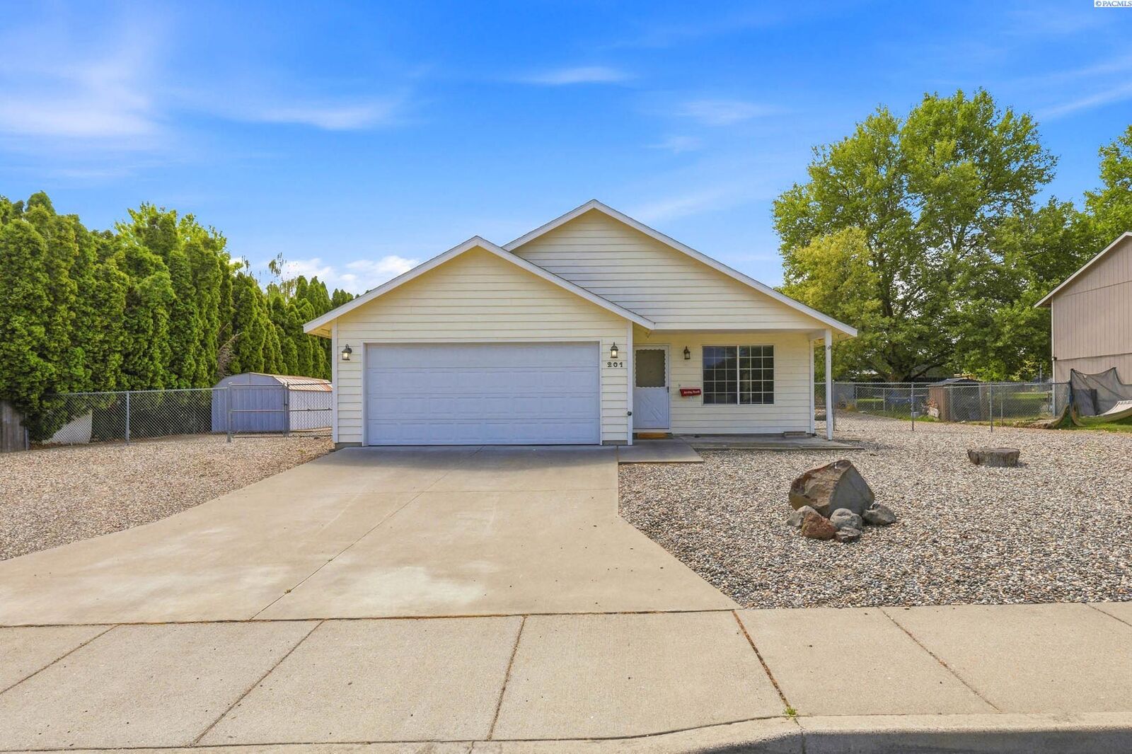 Property Photo:  201 W 34th Ave  WA 99337 