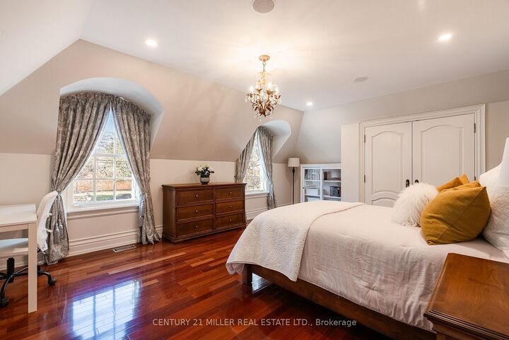 Property Photo: 2096 Lakeshore Road E ON L6J 1M3