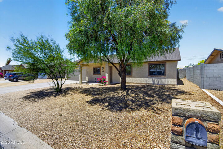 Property Photo:  690 E Osage Avenue  AZ 85119 