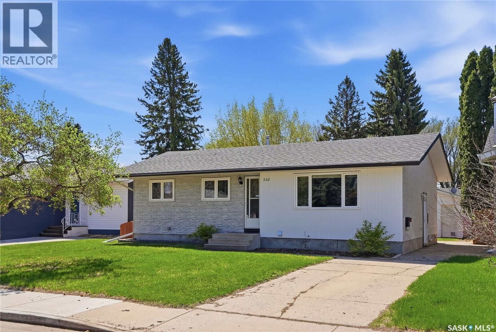 Property Photo:  532 East Place  SK S7J 2Y8 
