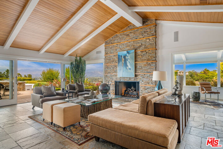 Property Photo: 3770 Glenridge Dr CA 91423