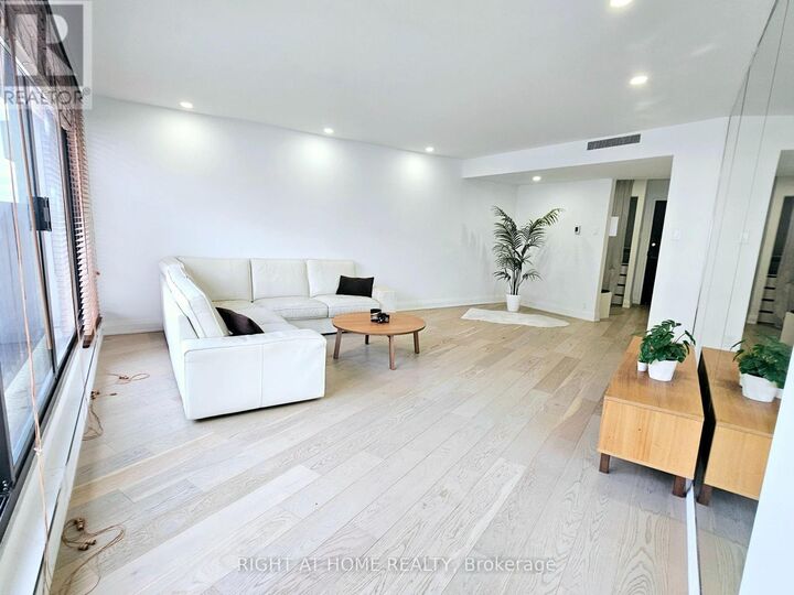 Property Photo: 65 Harbour Square 3306 ON M5J 2L4