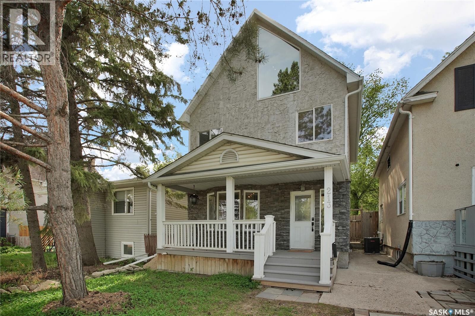 Property Photo:  213 H Avenue N  SK S7L 2B7 