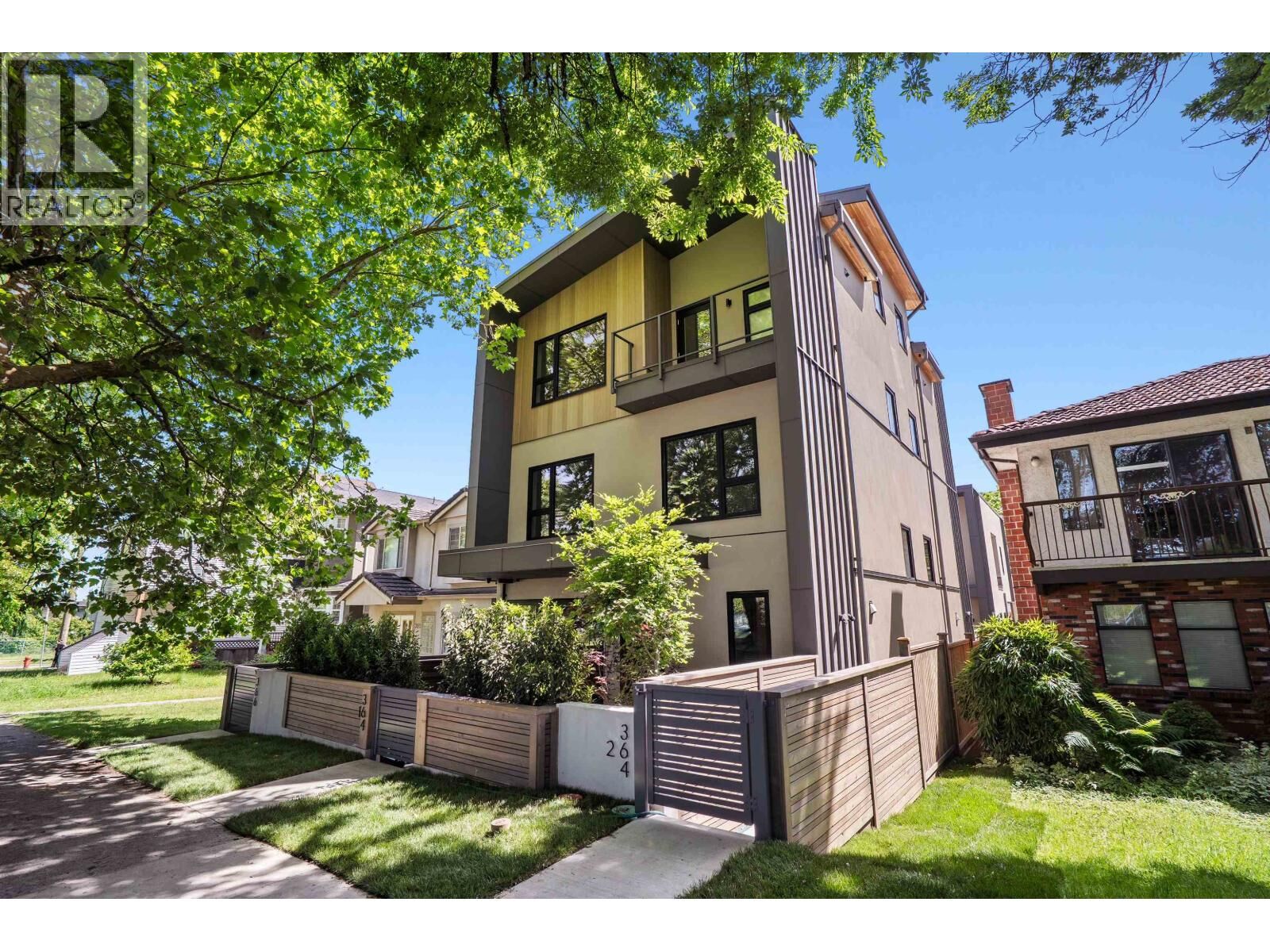 Property Photo: 364 East 23rd Avenue 2 BC V5V 1X5
