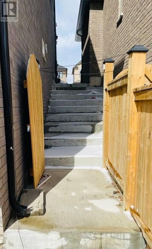 Property Photo:  22 Rowley Street  ON N3S 0J6 