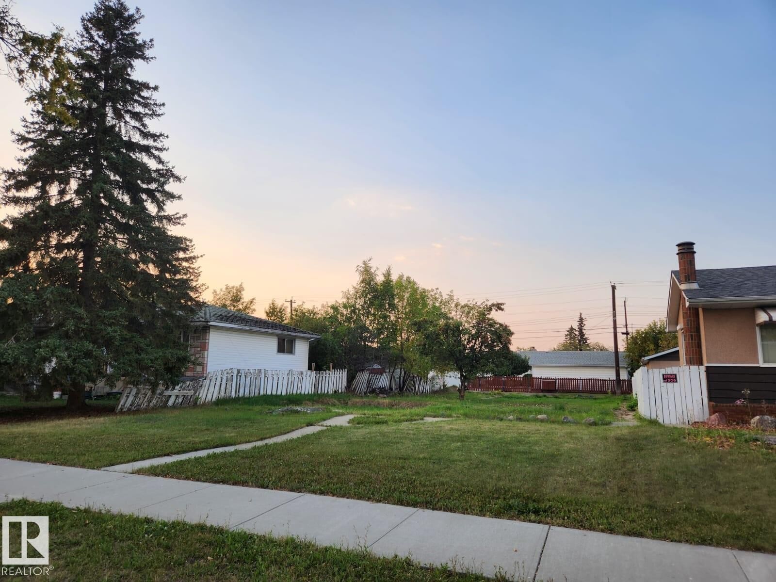 Photo de la propriété:  10716 131A Avenue NW  AB T5E 0X3 