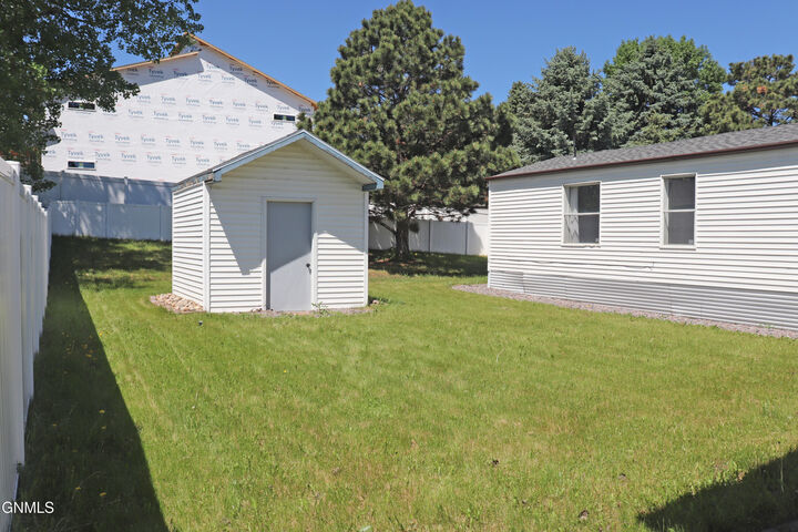 Property Photo:  4510 Lafayette Drive  ND 58503 