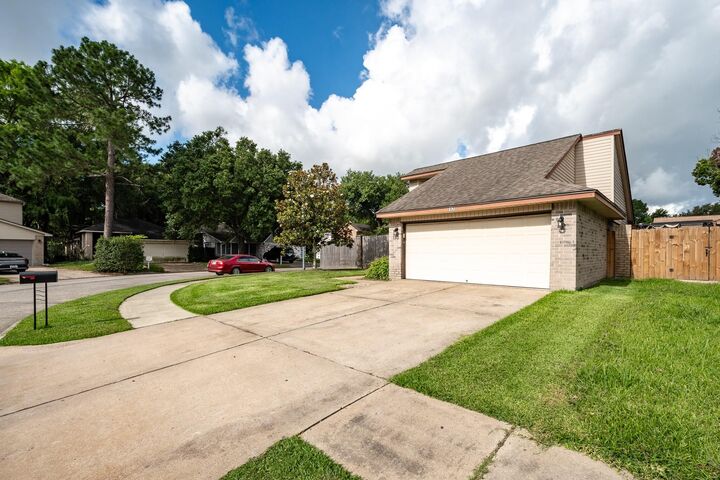 Property Photo: 17 Crestbriar Court TX 77521