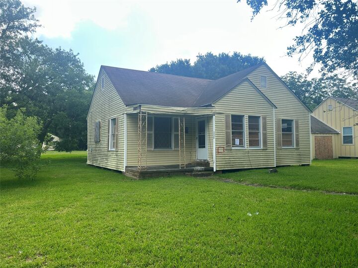 Property Photo:  2240 Oaklawn Avenue  TX 77642 