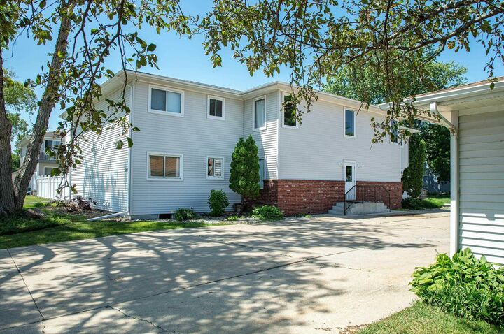 Property Photo:  217 21st St NW 8  IA 50677 