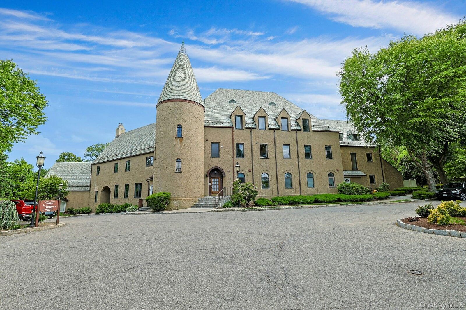 Property Photo:  100 Chateau Lane 8  NY 10532 