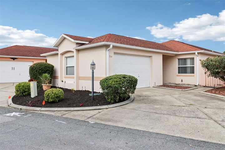 Property Photo: 914 Mendoza Boulevard FL 32159