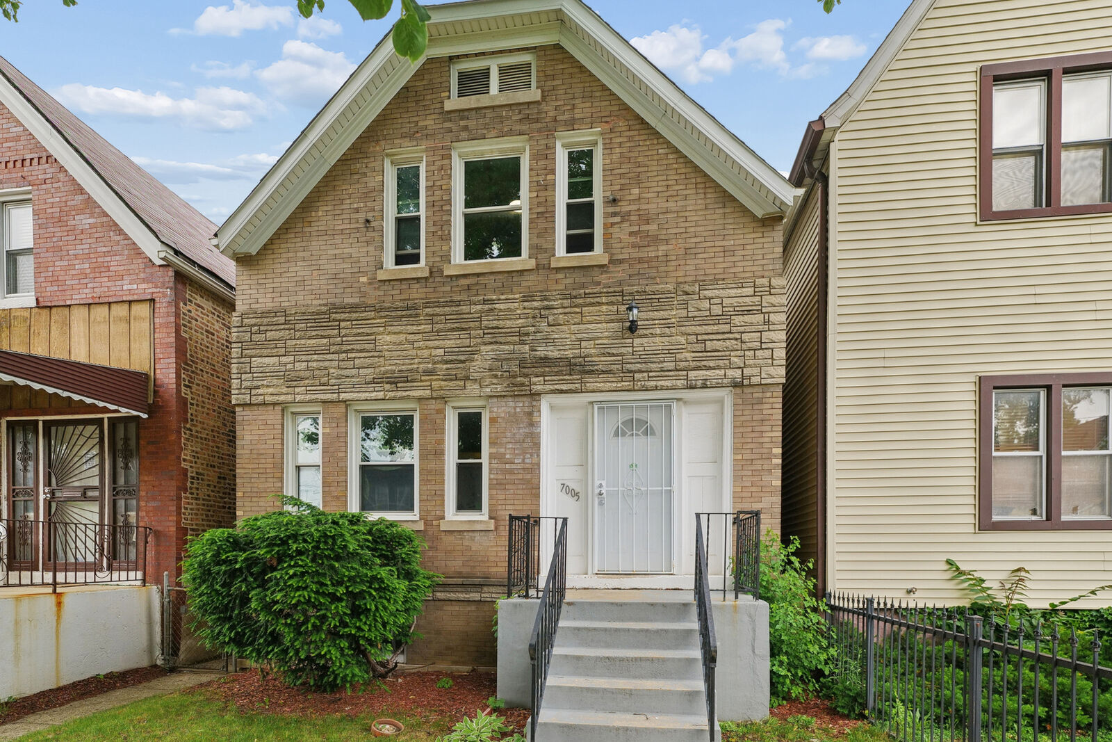 Property Photo:  7005 S Eberhart Avenue  IL 60637 