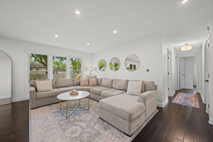 Property Photo:  1005 W Firestone Drive  IL 60192 