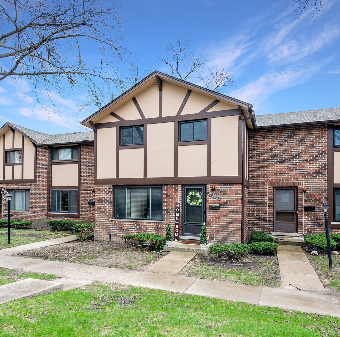 Property Photo:  18W269 Kirkland Lane  IL 60181 