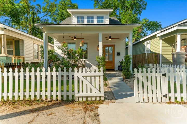 Property Photo:  711 32nd Street E  GA 31401 