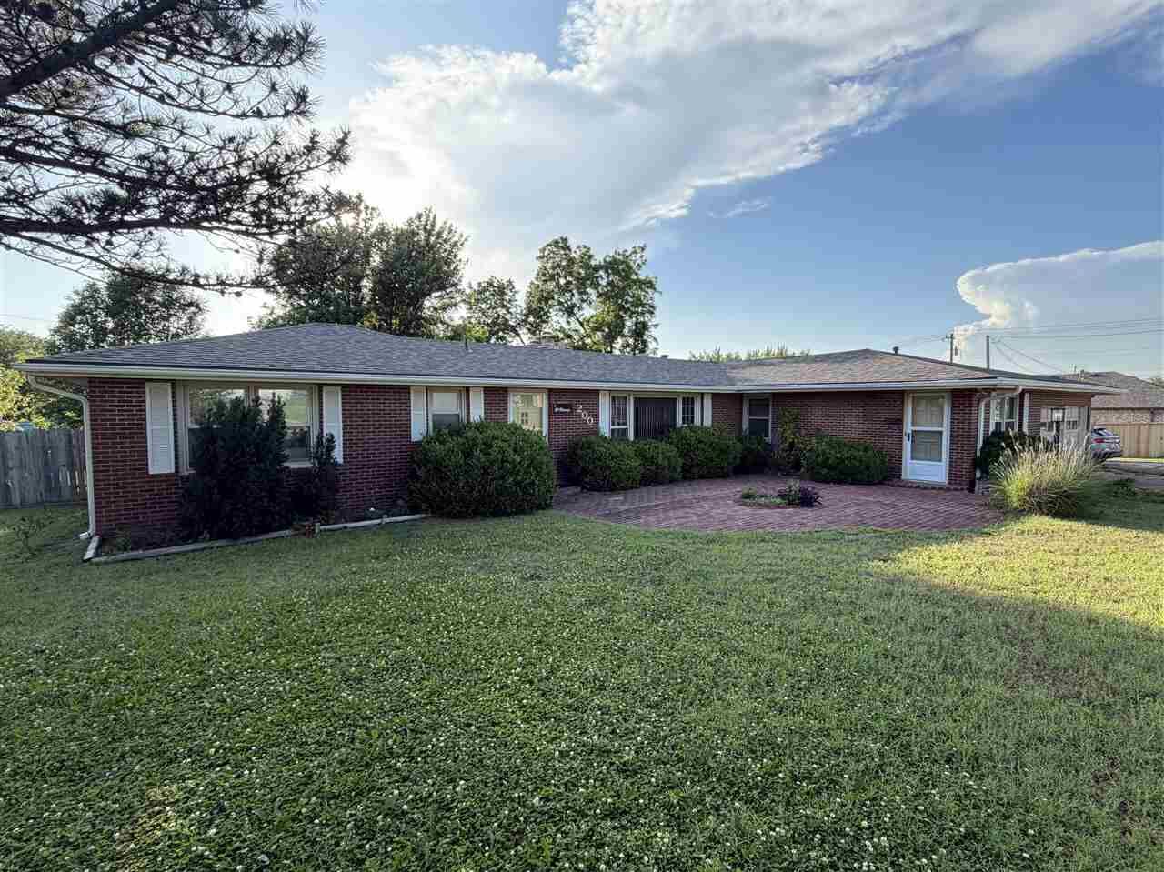 Property Photo:  200 Fairview Ave  OK 74601 