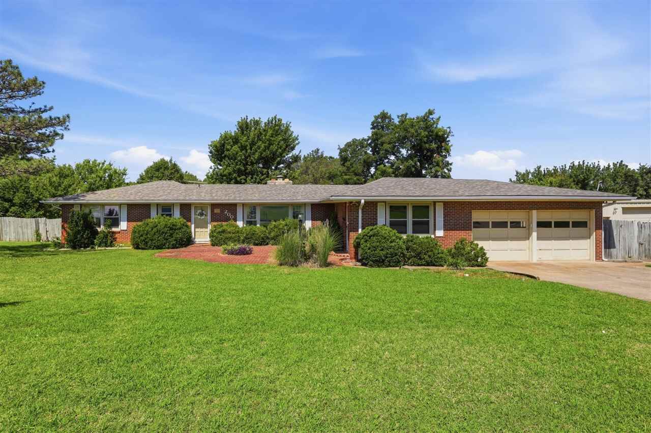 Property Photo:  200 Fairview Ave  OK 74601 