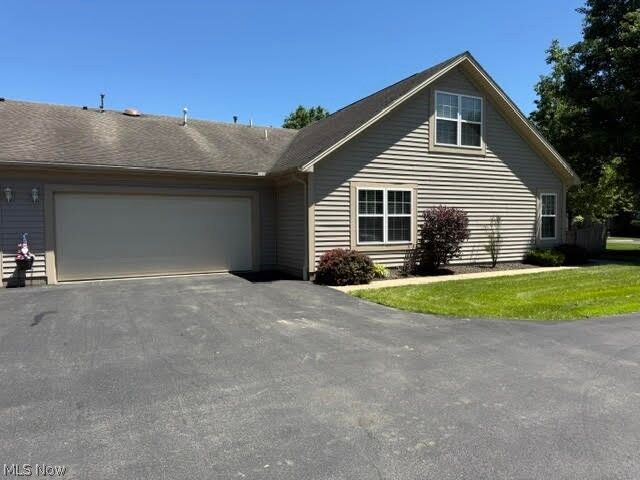 Property Photo:  1402 Willow Brook Drive NE  OH 44483 